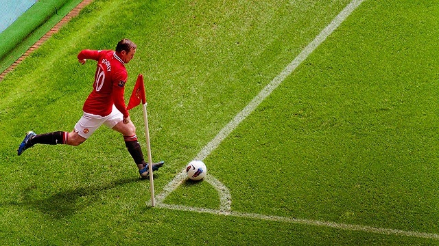 Rooney phạt góc