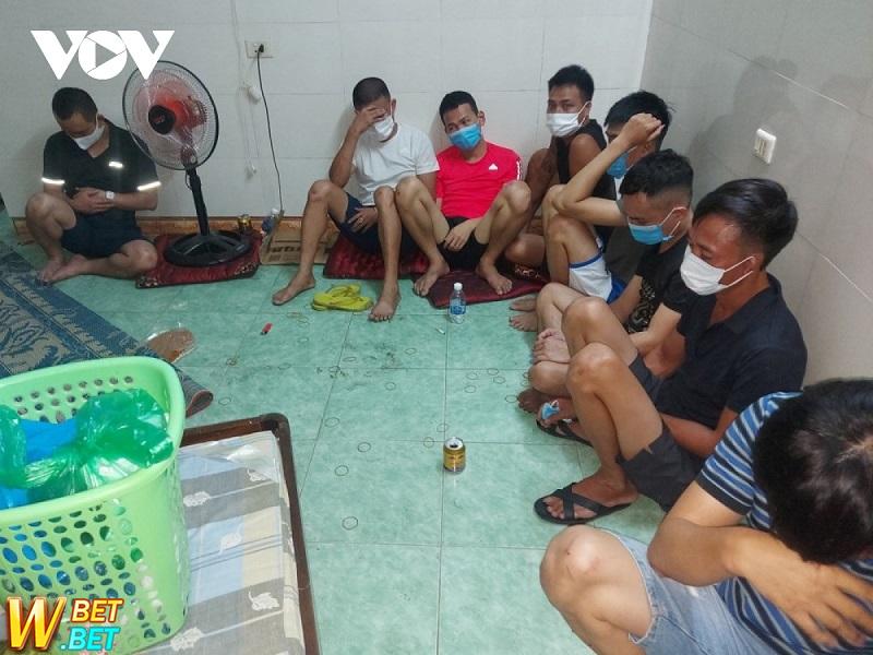 Hà Tĩnh: Bắt chủ khách sạn tổ chức đánh bạc ăn tiền
