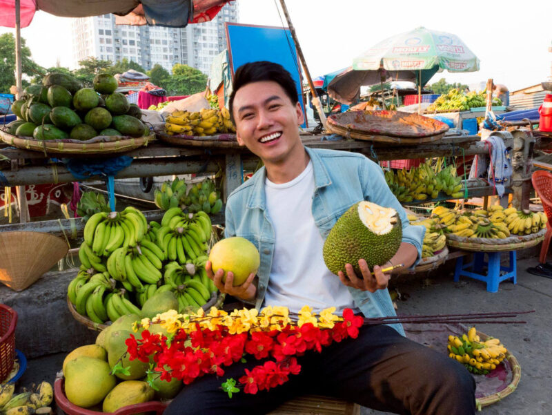 Khoái Lang Thang là ai? Blogger du lịch có nụ cười tỏa nắng