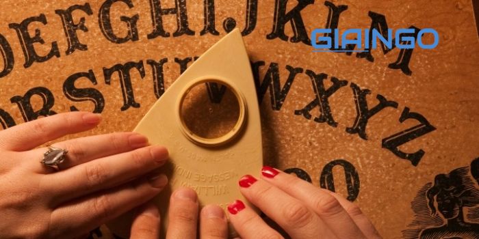 Một cách phổ biến để chơi bảng Ouija